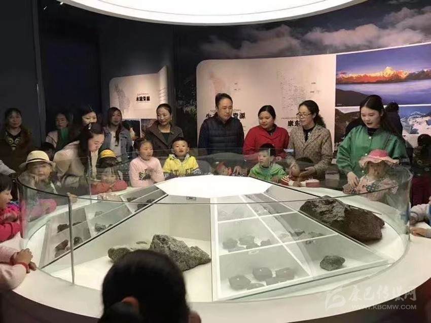 དར་མདོ་གྲོང་ཁྱེར་གྱི་བྱིས་སློབ་ཁང་དང་པོའི་སློབ་མ་དཀར་མཛེས་ཁུལ་བཤམས་སྟོན་ཁང་ལ་ལྟ་སྐོར་དུ་ཕྱིན་པ། 