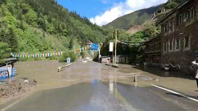 རྔ་བ་ཁུལ་གྱི་ས་ཁུལ་འགའ་ལ་བསྟུད་མར་དྲག་ཆར་བབས་ནས་ཆུ་ལོག་བྱུང་།