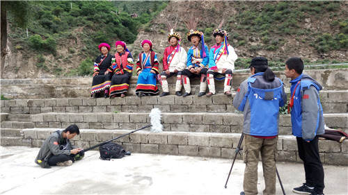 དངོས་བཤུས་གློག་བརྙན《ཚོན་མདངས་བཀྲ་བའི་ཟུང་ཆུ》བརྙན་ཕབ་ལེགས་གྲུབ་བྱུང་བ།