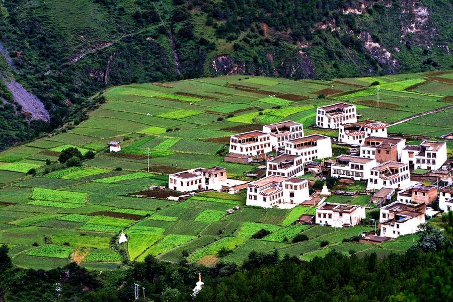 ཕྱག་ཕྲེང་རྫོང་ཁྱད་ཆོས་ལྡན་པའི་དབུལ་ཐར་ཕྱུག་འགྱུར་གྱི་ལམ་དུ་བསྐྱོད་པ།  