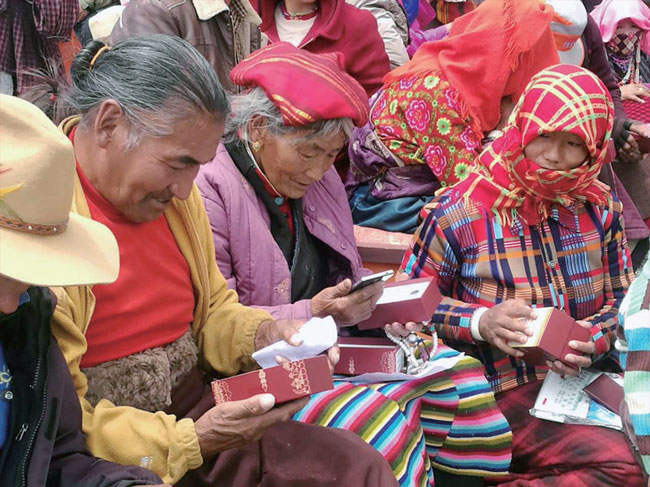 མང་ཚོགས་དབུལ་སྒྲོལ་ཕྱུག་འགྱུར་ཕྱིར། ཆ་འཕྲིན་གསེར་གྱི་ཟམ་པ་བཙུགས།  