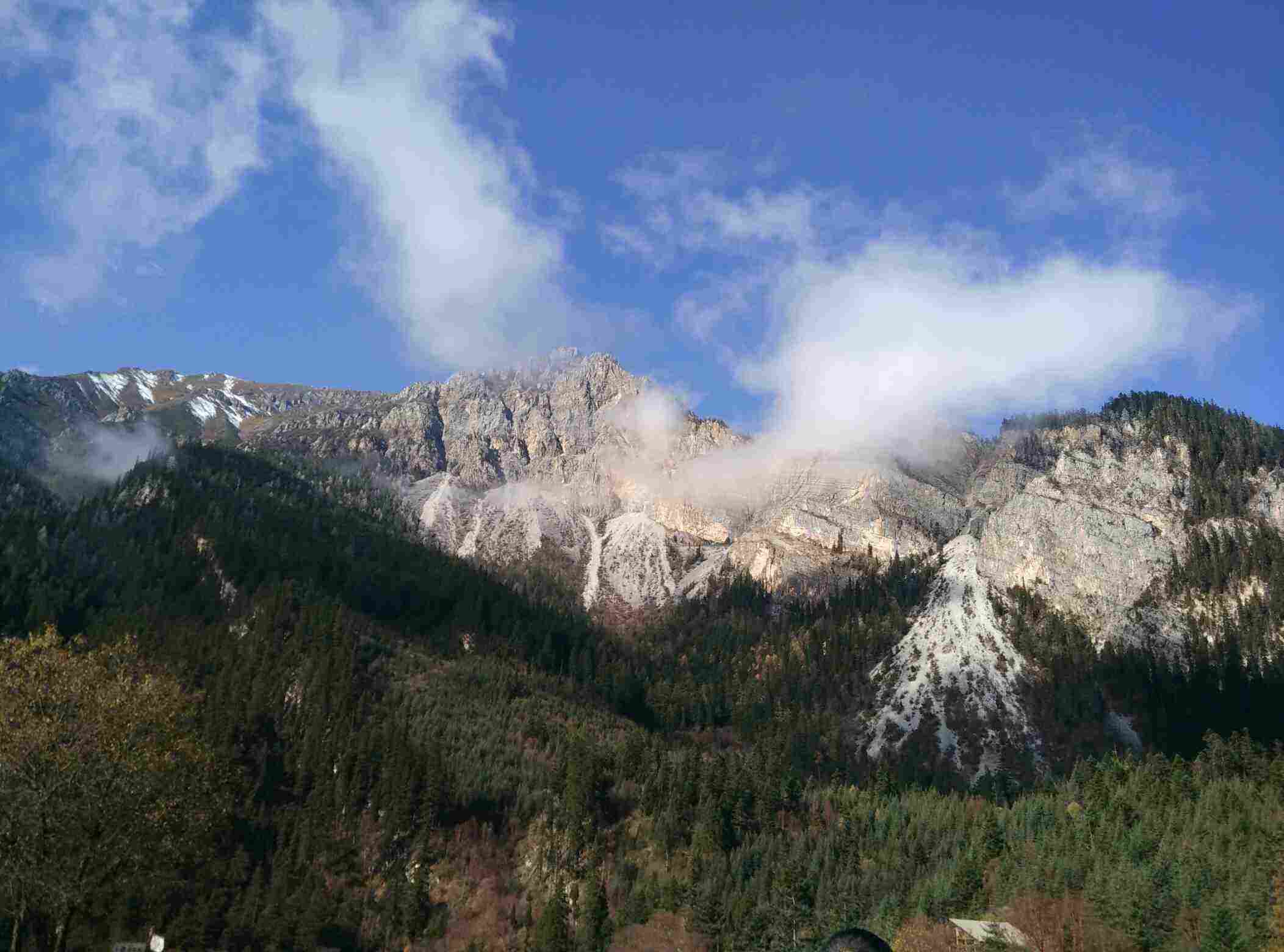 རྔ་བ་ཁུལ་གྱིས་ལས་བྱེད་པ་འཐེན་གཏོང་བྱས་ནས་གནོད་ཁུལ་བསྐྱར་སྐྲུན་ལ་ཞུགས་པ།