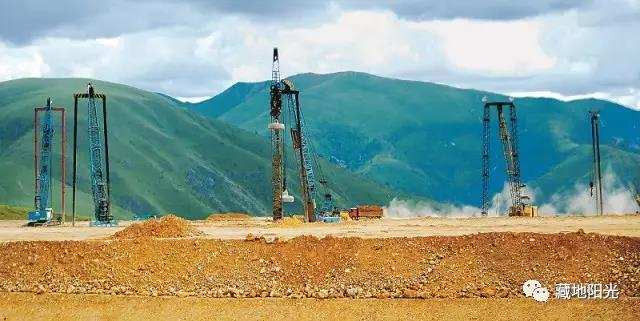 གནམ་ཐང་གསར་པས་དཀར་མཛེས་སུ།། བདེ་སྐྱིད་བསྐྲུན་པར་སྟ་གོན་བྱས།།