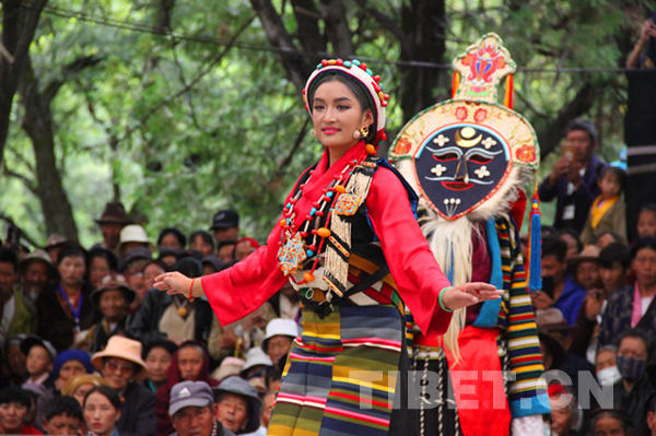   གླིང་ག་བཏང་ནས་ལྷ་མོའི་ཟློས་གར་བལྟ་བཞིན་གནའ་བོའི་ཡུལ་སྲོལ་རོལ་མྱོང་བྱེད།  