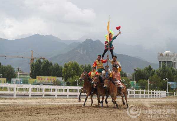 ལྷ་སའི་ཞོ་སྟོན་ཐོག་མི་རིགས་ཀྱི་སྲོལ་རྒྱུན་རྟ་རྩལ་འཁྲབ་སྟོན་སླར་གསོ་བྱས་པ།