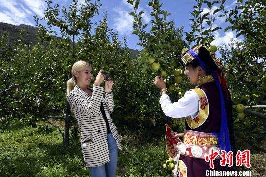  བཙན་ལྷ་རྫོང་གི་ཀུ་ཤུ་འཐོག་པའི་དུས་ཆེན་སྐབས་གཉིས་པའི་ཐོག་གི་གཞོན་ནུ་མ་ཚོ།
