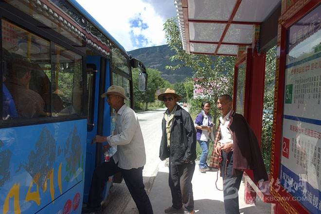 འབའ་ཐང་རྫོང་གིས་གྲོང་སྡེ་ལ་ཕྱིན་པའི་འགྲུལ་སྐྱེལ་རླངས་འཁོར་འཕེལ་རྒྱས་བཏང་ནས་མི་སེར་ལ་སྟབས་བདེ་བཟོས།