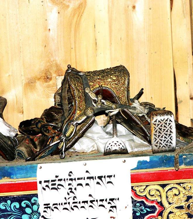 ༄༅།། ཁམས་རི་བོ་ཆེའི་ཁྲ་འཁྱིལ་མའི་གཙུག་ལག་ཁང་གི་གེ་སར་གྱི་རིག་རྫས།