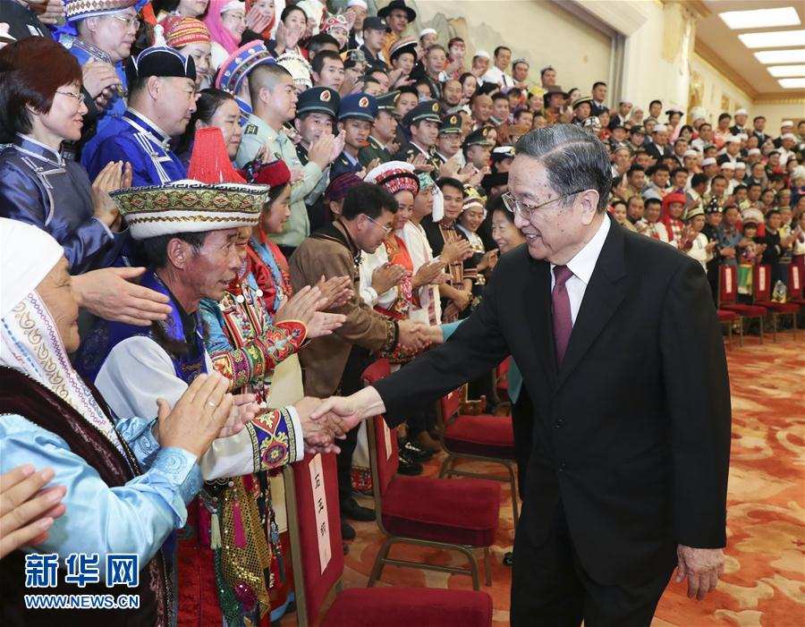 ཡུས་ཀྲེན་ཧྲེང་གིས་རྒྱལ་ཡོངས་གྲངས་ཉུང་མི་རིགས་ལྟ་སྐོར་ཚོགས་པའི་མི་སྣར་ཐུག་འཕྲད་གནང་། 