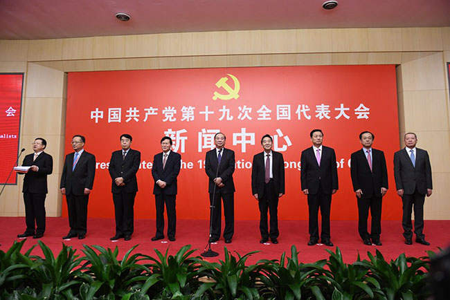 ཏང་གི་ཚོགས་ཆེན་བཅུ་དགུ་པའི་གསར་འགྱུར་ལྟེ་གནས་སུ་ཆང་སྟོན་བཤམས་ནས་རྒྱལ་ཁབ་ཕྱི་ནང་གི་གསར་འགོད་པ་ཚོ་བསུ་བ་གནང་བ། 