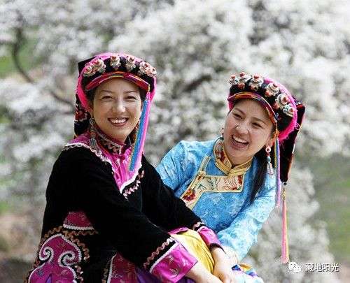 དགའ་བའི་འཛུམ་གྱིས་ཚོགས་ཆེན་བཅུ་དགུ་པ་བསུ།