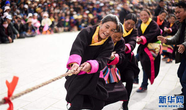 གྲོང་གསེབ་ཏུ་ཤུགས་འགྲན་ཐག་འཐེན་བྱས་ཏེ་སྤྲོ་སྐྱིད་རོལ་བ།