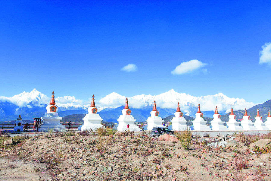༄༅།། རོང་བཙན་ཁ་བ་དཀར་པོ་དང་འབྲེལ་བའི་ཡིག་ཚང་རྙིང་པ་སྐོར་གྱི་དཔྱད་གླེང་།