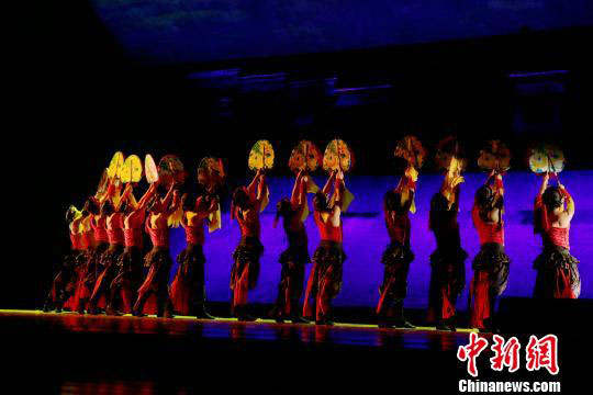 ཞབས་བྲོའི་ཟློས་གར་ཆེ་གྲས་ཐང་ག་ཞེས་པ་པེ་ཅིང་དང་ཐེན་ཅིན་དུ་སྐོར་སྐྱོད་འཁྲབ་སྟོན་བྱ་རྒྱུ་ཡིན་པ། 