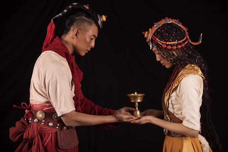 མི་རིགས་ཀྱི་ཟློས་གར་ཆེན་མོ་ཐང་ཀ་ཞེས་པ་པེ་ཅིན་ནས་འཁྲབ་སྟོན་བྱས།