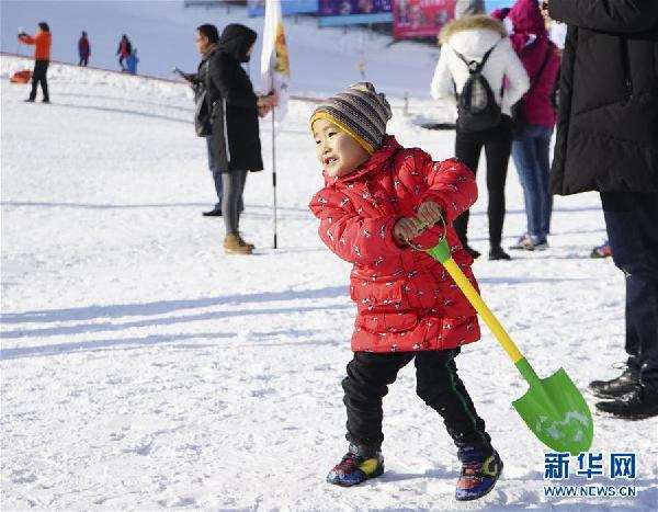 གྲང་ངར་ཆེ་བའི་དགུན་དུས་སུ་མཚོ་སྔོན་དུ་ཡུལ་སྐོར་བ་མང་དུ་སོང་བ།