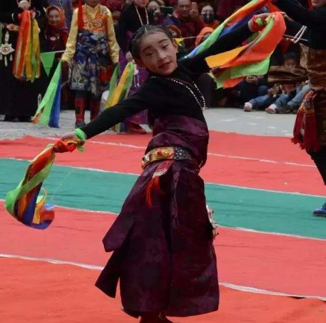 འཛམ་ཐང་རྐ་མདའ་ནས་ལོ་སར་གྱི་རིག་རྩལ་སྤྲོ་ཚོགས་སྤེལ་བ།