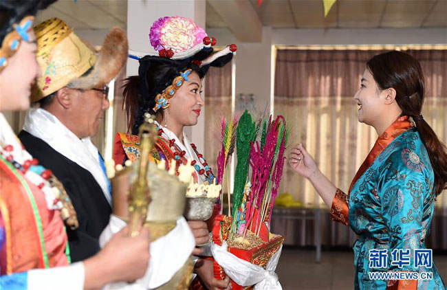 ལྷ་སའི་སྡེ་ཁུལ་དུ་མི་རིགས་ཁག་གི་མང་ཚོགས་ཀྱིས"ལོ་སར་ཆུང་ངུར"རོལ་བ།