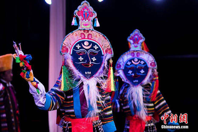 བོད་ལྗོངས་ཀྱི་སྲོལ་རྒྱུན་གླུ་གར་གྱིས་གནམ་ལོ་གསར་ཚེས་བསུ་བ།