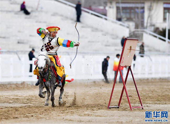 སྲོལ་རྒྱུན་རྟ་རྩལ་འཁྲབ་སྟོན་བྱས་ནས་བོད་ཀྱི་ལོ་གསར་ལ་རྟེན་འབྲེལ་ཞུ་བ།