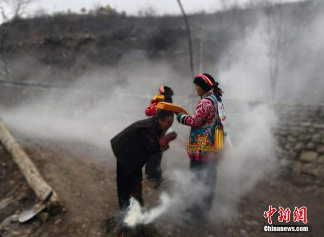 ཀན་སུའུ་ཞིང་ཆེན་ཀན་ལྷོ་བོད་ཁུལ་གྲོང་ཚོར་ཁ་བའི་ཁྲོད་ཆོས་སྐོར་བྱས་ཏེ་ལོ་གསར་པར་ལོ་ཆུ་ལམ་ལྷོང་ཡོང་བའི་གཡང་གསོལ་ཞུས་པ།