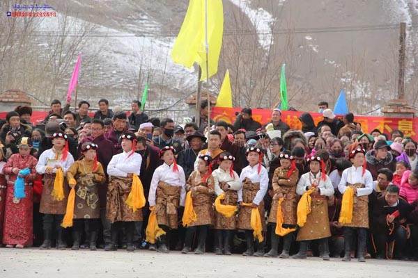 རྡོ་སྦིས་ཡུལ་གྱི"དཔྱིད་བསུ་བུམ་པ"རྟགས་ཅན་གྱི་ལྒང་ལི་འགྲན་ཚོགས་སྐབས་ཉེར་བཞི་བ་དངོས་སུ་འགོ་བརྩམས་པ།