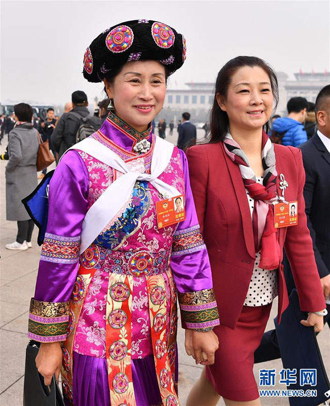 སྲིད་གྲོས་ཨུ་ཡོན་རྣམས་ཚོགས་རར་ཕེབས་བཞིན་པ། 