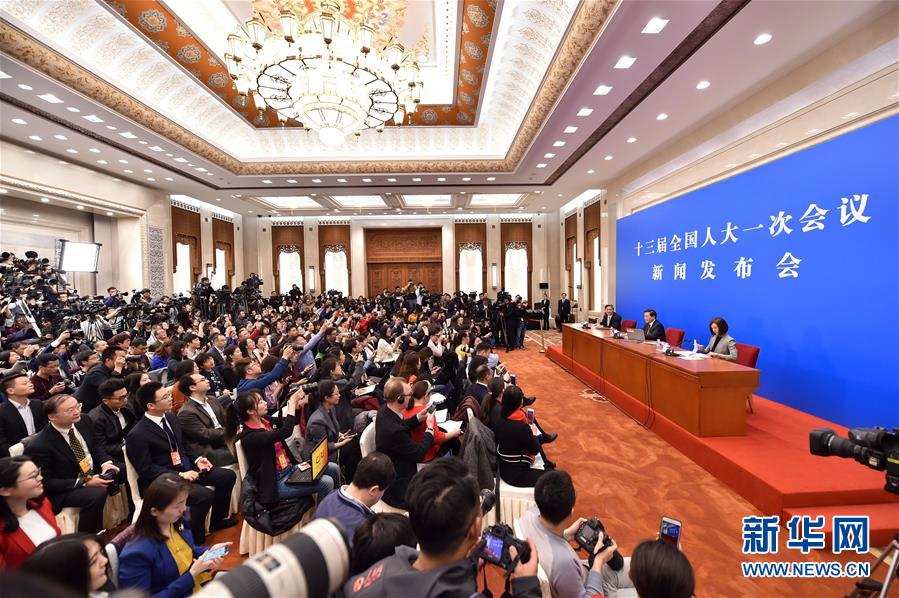 སྐབས་བཅུ་གསུམ་པའི་རྒྱལ་ཡོངས་མི་དམངས་འཐུས་ཚོགས་གྲོས་ཚོགས་ཐེངས་དང་པོའི་གསར་འགྱུར་ཁྱབ་བསྒྲགས་ཚོགས་འདུ་ཚོགས་པ།