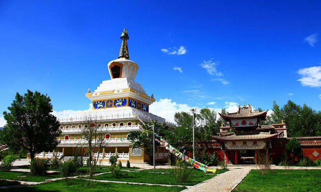 ༄༅།། ཁྲི་ཀའི་ཡུལ་གྱི་གནས་ཆེན་བརྒྱད་ཀྱི་ལོ་རྒྱུས་མདོར་བསྡུས།