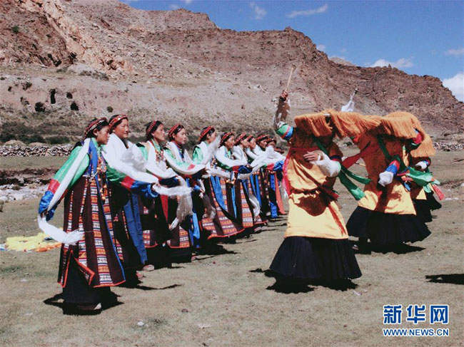 བོད་ལྗོངས་ས་དགའ་རྗོང་གིས་གནའ་བོའི་རྒྱ་གཞས་འཁྲབ་སྟོན་བྱས་ཏེ་ཕྱུག་འགྱུར་ལམ་བུ་གསར་གཏོད་བྱས་པ།