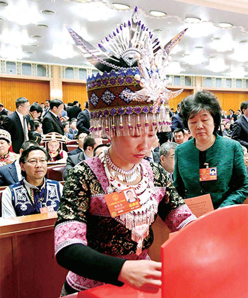 འཐུས་མི་དབྱང་ལན་དབྱིན་གྱིས་མི་སེར་གྱི་བདེ་ཐང་ཆེད་གཡས་གཞོགས་གཡོན་འདེགས་བྱེད་དགོས་ཞེས་བརྗོད་པ།