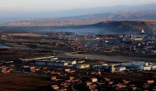 གོམ་སྟབས་ཡངས་པོས་འབྱོར་འབྲིང་ལམ་དུ་བསྐྱོད།