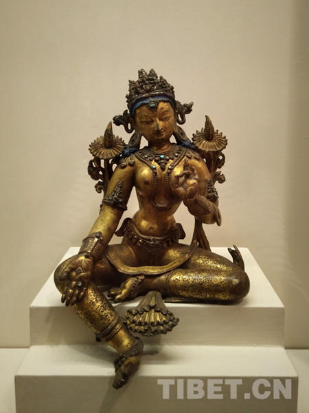 རྒྱལ་ཁབ་རྟེན་རྫས་བཤམས་མཛོད་ཁང་དུ་ཡིད་དབང་འཕྲོག་པའི་གནའ་རབས་ནང་བསྟན་གྱི་སྐུ་བརྙན་སྒྱུ་རྩལ་ལ་མྱོང་རོལ་བྱེད།