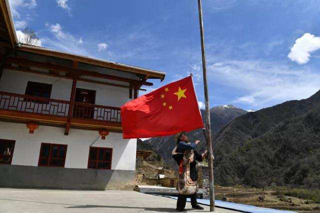བཙན་ལྷའི་བགྲེས་པོ་ལན་ལིན་གྱིས། །དྲིན་གཟོའི་སླད་དུ་དར་དམར་ཕྱར། །