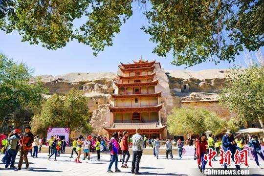 ཕྱི་རྒྱལ་དུ་འབོར་ཆེན་གྱར་སོང་བའི་ཏུན་ཧོང་གི་བོད་ཀྱི་གནའ་བོའི་ཡིག་ཆ་དུས་ཡུན་ལོ་ངོ་13རིང་དུ་ཕྱོགས་བསྒྲིགས་དཔེ་སྐྲུན་བྱས་པ།
