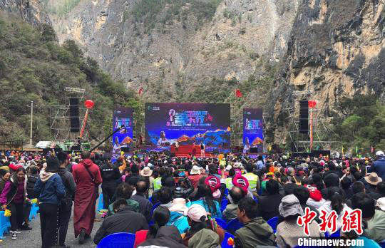 འབའ་ལ་དཀར་འཛོམས་ཀྱི་སྐབས་གསུམ་པའི་རོལ་དབྱངས་དུས་ཆེན་འགོ་ཚུགས་པ།