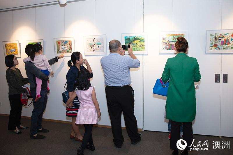 ཝུན་ཁྲོན་དུ་ས་ཡོམ་བརྒྱབ་ནས་ལོ་བཅུ་འཁོར་བའི་རྒྱལ་སྤྱིའི་བྱིས་པའི་རི་མོའི་འགྲེམས་སྟོན་ཤིས་ཉི་རུ་བྱས་པ། 