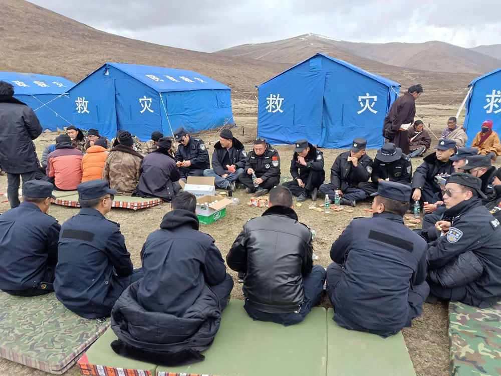 དཀར་མཛེས་རྫོང་གིས་དབྱར་རྩྭ་དགུན་འབུ་བརྐོ་ཡུལ་གྱི་བདེ་འཇགས་འགན་སྲུང་བྱས།