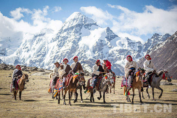 འདམ་གཞུང་རྫོང་གི་སྐབས་གསུམ་པའི་དབྱར་རྩྭ་དགུན་འབུའི་རིག་གནས་ཡུལ་སྐོར་དུས་ཆེན་འགོ་ཚུགས་པ།