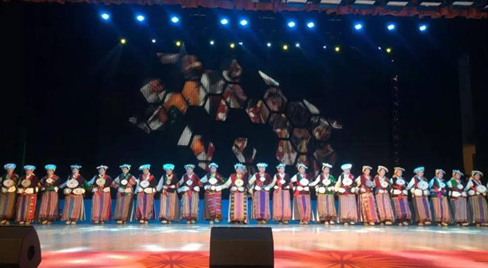 བོན་པོ་ཤུལ་ཡུལ་ཤོག་གི་མི་ཉག་སྐོ་བྲོ་ལ“སི་ཁྲོན་ཞིང་ཆེན་དམངས་ཁྲོད་རིག་གནས་སྒྱུ་རྩལ་གྱི་ཕ་སའི”མིང་བཏགས་གནང་།