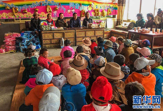 "ཨ་ཅག་གིས་སྒྲུང་བཤད་པ"ཞེས་པ་གྲོང་ཚོའི་བཅའ་སྡོད་གནས་སུ་བསྐྱོད་པ།