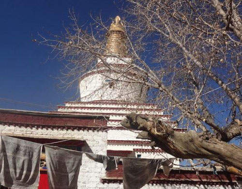 ༄༅།། སྤྱན་སྔ་བ་ཚུལ་ཁྲིམས་འབར་གྱི་རྣམ་ཐར་ལ་ཅུང་ཙམ་དཔྱད་པ།