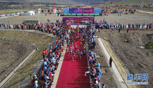 ཡུལ་ཕྱིའི་རྒྱུག་རྩལ་གྱི་རྗེས་སུ་འབྲངས་ནས་རྨ་ཆུའི་ངོགས་ཀྱི་འབའ་རྫོང་གི་མཛེས་པར་ལྟ།