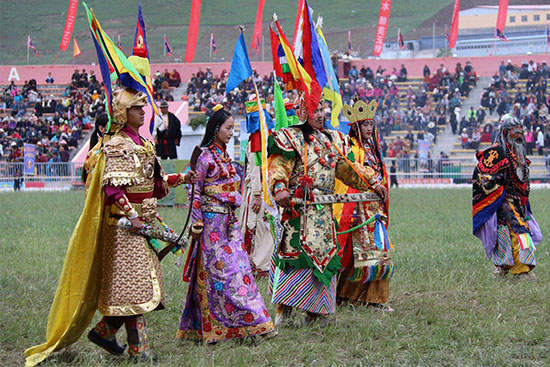 གློག་བརྙན་《གེ་སར་རྒྱལ་པོ་》ཞེས་པ་ཕབ་སྐྲུན་བྱེད་བཞིན་པ།