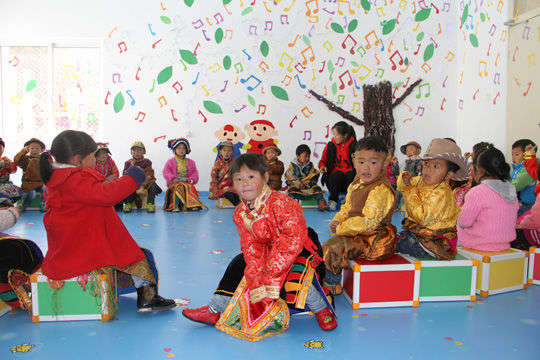 སྡེ་དགེའི་ཞིང་འབྲོག་པའི་བྱིས་པ་རང་ཉིད་ཀྱི་སྒོ་ཁར་ཡོད་པའི་བྱིས་བཅོལ་ཁང་དུ་འགྲོ་ཆོག