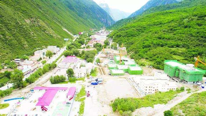 ལྗང་མདོག་གི་རེ་བ་གསར་པ། ། མདུན་སྐྱོད་ཀྱི་གོམ་སྟབས་བརྟན་པོ། །