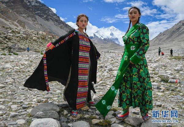 "སྐལ་བཟང་མེ་ཏོག་བཞད"ཅེས་པའི་བོད་ཀྱི་གོས་རྒྱན་ཇོ་མོ་གླང་མའི་སྒ་ས་ཆེན་མོར་ངོམ་པ།