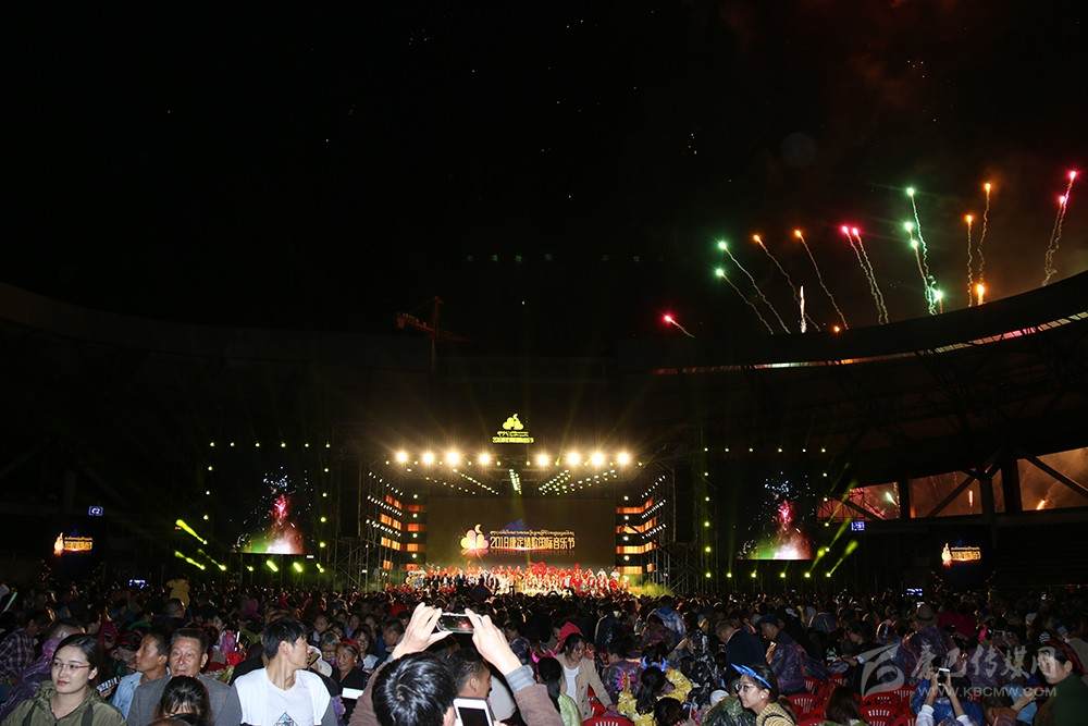 མཛའ་གཞས་ཀྱི་ཆོལ་ཁ་རུ། གླུ་གར་གྱི་རྒྱ་མཚོ་འཁྱིལ།