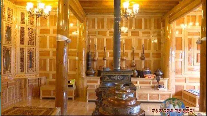 འདོ་བ་སྡེ་བའི་ཧྲུའུ་ཅི་དང་པོ་ཧོ་ཅན་གྱིས་དབུལ་སྒྲོལ་འགན་འཁྲི་ཕྲག་ཏུ་ཁུར་བ།