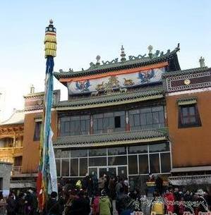 ༄༅།། མཁས་པ་མི་གསུམ་གྱི་ལྷ་ཁང་།